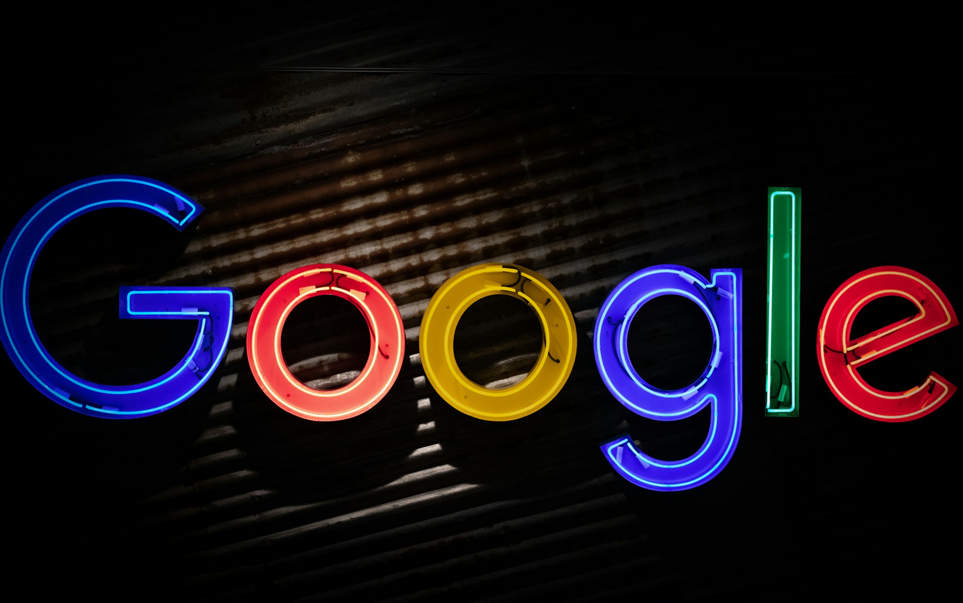 Google travaille sur un correctif contre les contenus trompeurs IA sur Discover en 2025